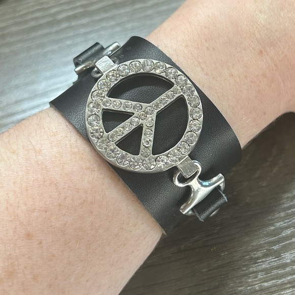 Yik Fung peace sign black leather bracelet with 2 adjustable snap closures - Picture 1 of 5